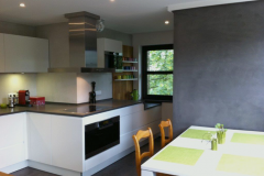 Moderne Küche mit Wand in Betonoptik